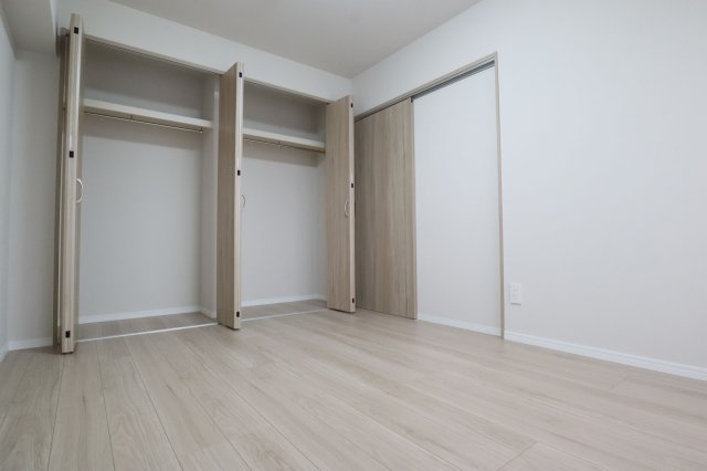 【洋室】 | エスポワール吉塚 | 6.1帖の洋室。南向きのバルコニーに面した明るいお部屋です