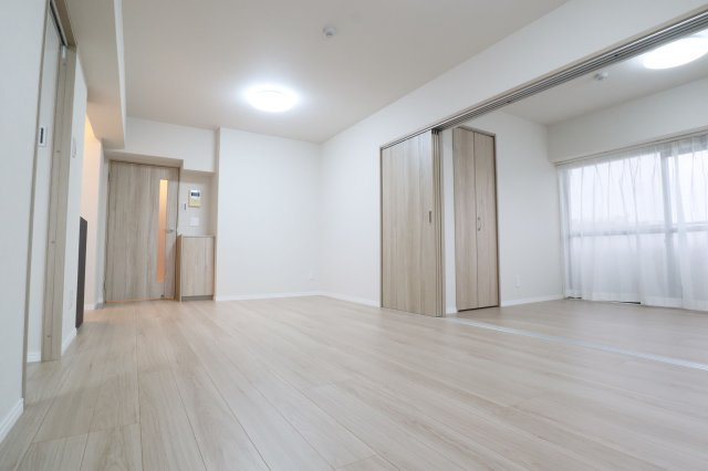 【居間・リビング】 | エスポワール吉塚 | 南向きの明るい4LDKは専有面積約83㎡で、大家族でも快適に暮らせます