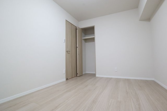 【洋室】 | エスポワール吉塚 | 5.4帖の洋室。各部屋にはクローゼットを完備しています。収納が多いお家はすっきりして快適空間です