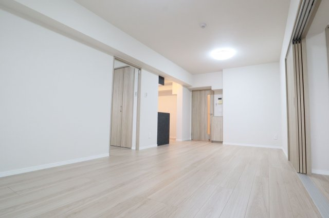 【居間・リビング】 | エスポワール吉塚 | 約13帖のLDKは壁付タイプのキッチンで空間を有効的に活用できます