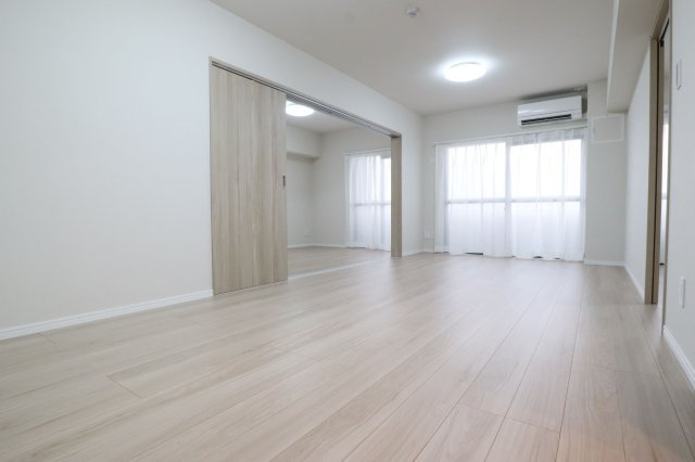 【居間・リビング】 | エスポワール吉塚 | LDKは隣りの洋室とつなげて広く使ってもOK。ライフスタイルに合わせて自由に使えます