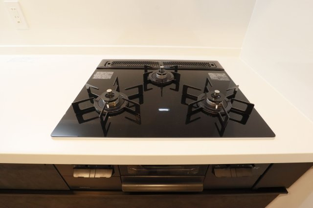 【キッチン】 | エスポワール吉塚 | 3口コンロ+グリルで効率的にお料理が進められます