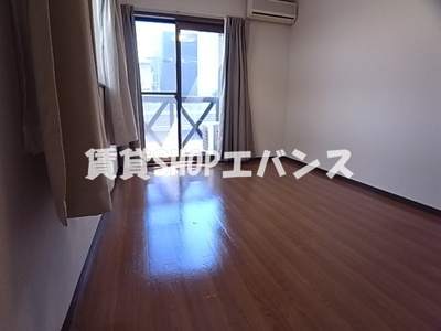 【居間・リビング】 | フラワーハイツ | こちらの居間で趣味の時間をお楽しみください