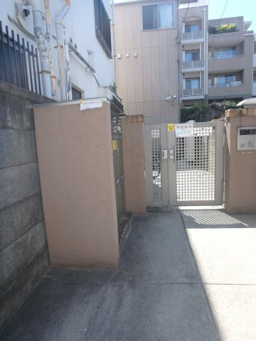 ラターシュ本郷のエントランス