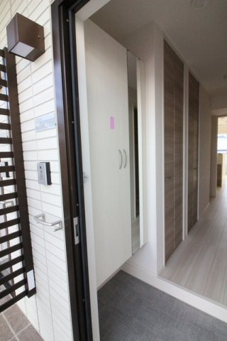 プレミエール B棟の玄関|シューズボックス付きの玄関です☆