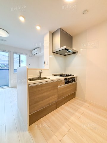 プレミエール B棟のキッチン|3口コンロ・グリル付きの使いやすいシステムキッチンです♪