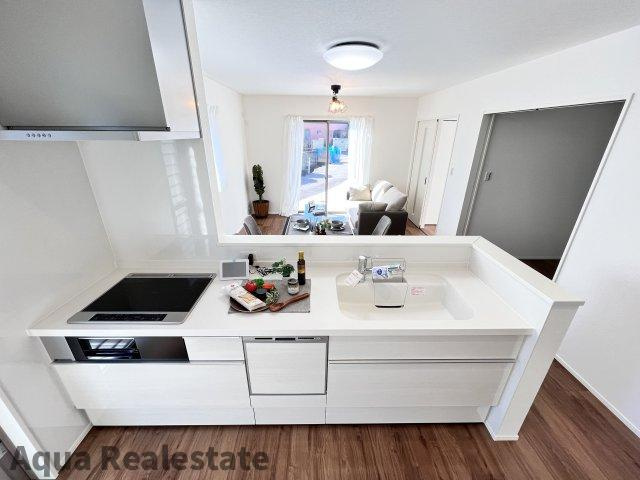 オール電化デザイナーズハウス丸亀市津森町⑨の居間・リビング|作業スペースが広く家事動線をゆったりと確保できるキッチンです。