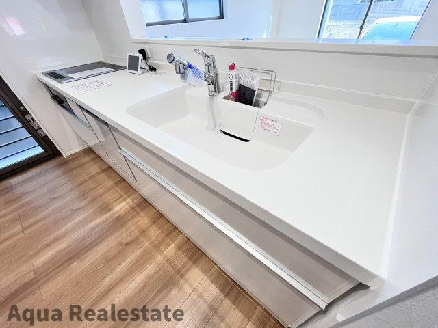 オール電化デザイナーズハウス丸亀市津森町⑨のキッチン|作業スペースが広く家事動線をゆったりと確保できるキッチンです。