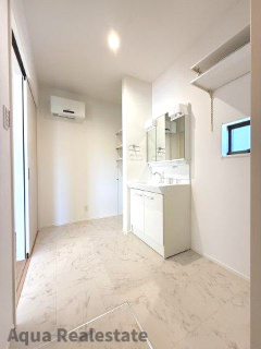 オール電化デザイナーズハウス丸亀市津森町⑨の独立洗面台|脱衣所は小さなお子様がいるご家庭でも重宝されております。