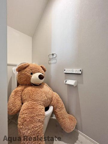 オール電化デザイナーズハウス丸亀市津森町⑨のトイレ|いつでもお部屋をスッキリお使いいただける収納スペースを設置。