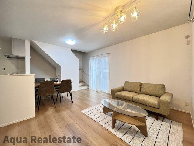 オール電化デザイナーズハウス丸亀市津森町⑨の居間・リビング|家族団欒の場所としてゆったりと居心地の良いリビングです。