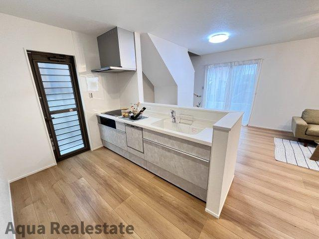 オール電化デザイナーズハウス丸亀市津森町⑨の居間・リビング|お食事中もキッチンの奥様との会話が楽しめるダイニングキッチンスペース。