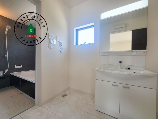 小郡市三沢第1-3棟（1号棟）の内観：施工例|ゆとりの洗面スペースで朝の身支度もスムーズに。暮らしを快適に変えるシャワー付洗面台です！