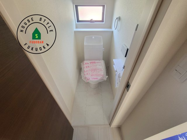 小郡市三沢第1-3棟（1号棟）の内観：施工例|温水洗浄便座を完備しております。2ヶ所にトイレがあるのは朝の慌ただしい時間も安心です。