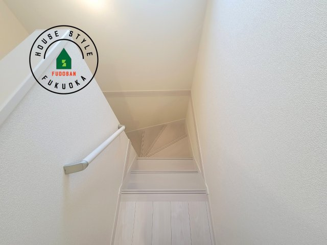 小郡市三沢第1-3棟（1号棟）の内観：施工例|＜手すり付階段＞手すりがないと階段の昇り降りで危険なことはもちろん、壁に手をつきながら歩くことで壁紙が汚れやすくなります。すべての方に快適に昇り降りしていただくため、手すりを設置しました。