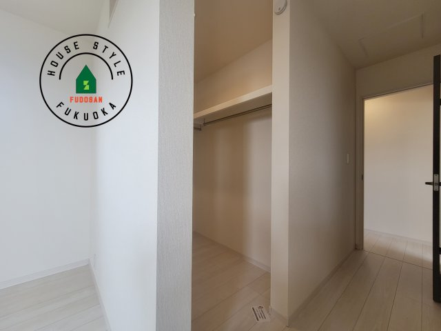 小郡市三沢第1-3棟（1号棟）の内観：施工例|洋服や大きな荷物が多い方や人数の多いご家族などは、一般的なクローゼットよりもウォークインクローゼットのほうが使い勝手が良いです。