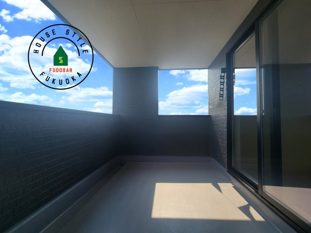 小郡市三沢第1-3棟（1号棟）の内観：施工例|風をしっかりと感じられるバルコニーでは、毎日が洗濯日和です。広々としているので洗濯も楽しくなるでしょうし、気分転換にバルコニーからの眺めを楽しむのもいいでしょう。