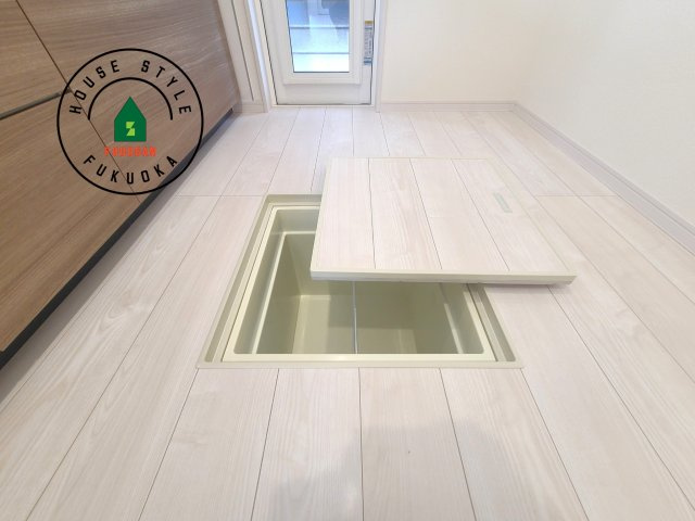 小郡市三沢第1-3棟（1号棟）の設備|床下収納　小さな間口で床下スペースを有効に使用できす。
