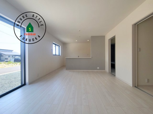 小郡市三沢第1-3棟（1号棟）の内観：施工例|キッチンからリビングをしっかり確認できます。家族の笑顔があふれる空間になりそうですね。