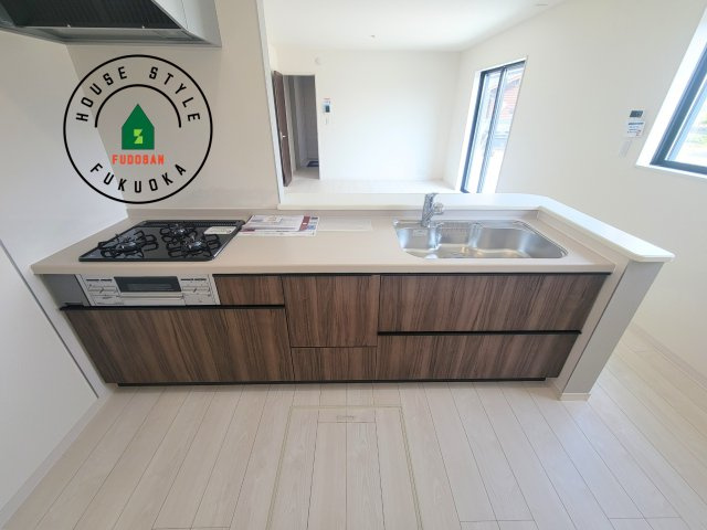 小郡市三沢第1-3棟（1号棟）の内観：施工例|ご家族を近くに感じられる対面キッチンのLDK。会話もはずみそうですね。