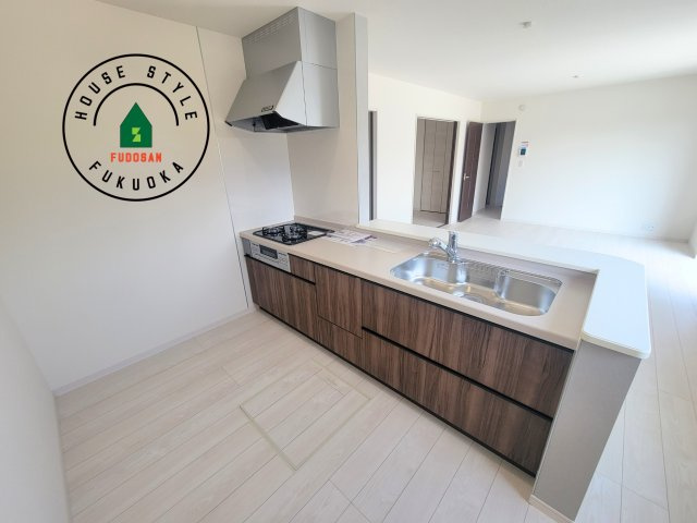 小郡市三沢第1-3棟（1号棟）の内観：施工例|ダイニングテーブルへの配膳がラクラク、お料理はかどるカウンター付きシステムキッチン！