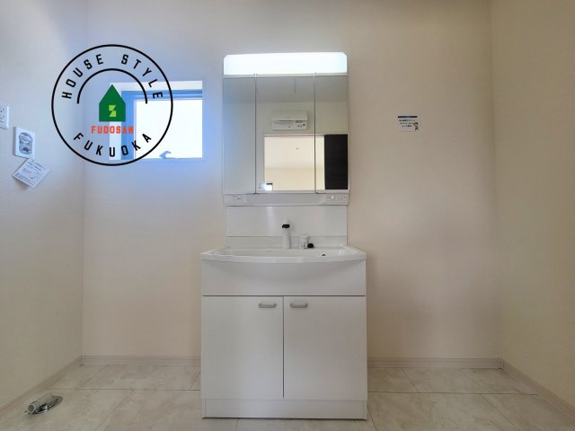 N・小郡市三沢第1-3棟（2号棟）の内観：施工例|毎日使うものだから清潔な空間を保ちたい水回り。洗面にはそんな願いを解消させてくれる収納アイデアが満載です。三面鏡の裏側にはキャビネットが現れ小物から背の高い物まで収納できます。