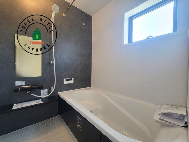 N・小郡市三沢第1-3棟（2号棟）の内観：施工例|1日の疲れを癒してくれる広々バスルーム。雨の日のお洗濯にも大活躍な浴室乾燥機付です！