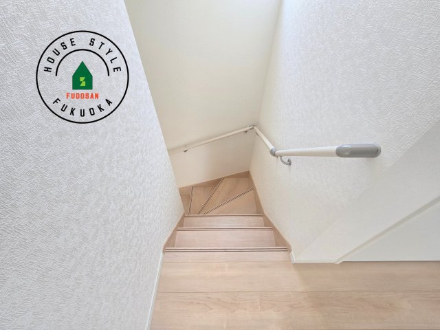 春日市一の谷1丁目第8-4棟（1号棟）の内観：施工例|＜手すり付階段＞手すりがないと階段の昇り降りで危険なことはもちろん、壁に手をつきながら歩くことで壁紙が汚れやすくなります。すべての方に快適に昇り降りしていただくため、手すりを設置しました。