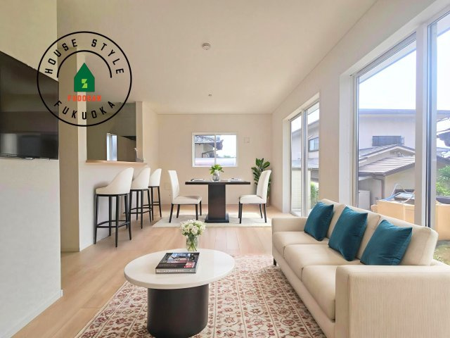 春日市一の谷1丁目第8-4棟（1号棟）の内観：施工例|明るく開放的なリビングダイニングは豊かな陽光が注ぎ込み、やすらぎの空間を演出してくれます。ご家族で楽しいひとときをお過ごし下さい。※家具はCGを合成したものです。