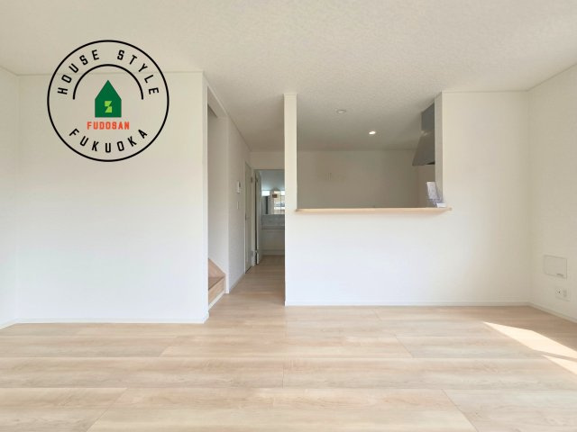 春日市一の谷1丁目第8-4棟（1号棟）の内観：施工例|キッチンからリビングをしっかり確認できます。家族の笑顔があふれる空間になりそうですね。※家具はCGを合成したものです。