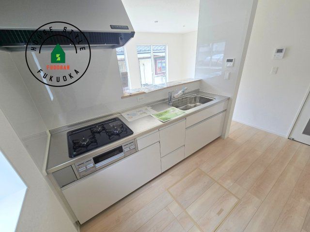 春日市一の谷1丁目第8-4棟（1号棟）の内観：施工例|カウンターキッチンなら、リビングで遊ぶ子供の様子を見ながら料理ができるので安心です。料理を運んでもらったり、子供にお手伝いしてもらいやすいのもいいですね。