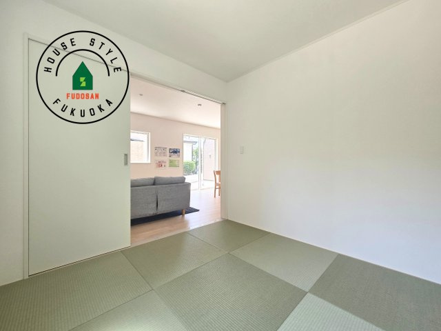 春日市一の谷1丁目第8-4棟（1号棟）の内観：施工例|和室を上手に活用すると暮らし方の幅が広がります。例えば普段は開け放して、子供の小さいうちはお昼寝や遊びのスペースに。畳はソフトなので転んでもケガをしにくく安心です