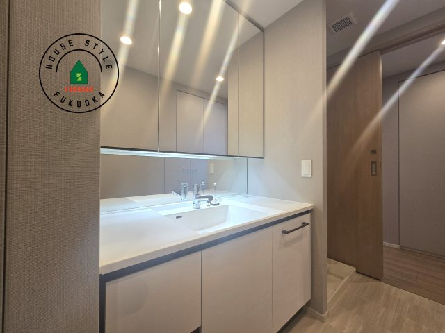 アイランドシティオーシャン＆フォレストタワーレジデンスEASTの独立洗面台|毎日使うものだから清潔な空間を保ちたい水回り。洗面にはそんな願いを解消させてくれる収納アイデアが満載です。三面鏡の裏側にはキャビネットが現れ小物から背の高い物まで収納できます。