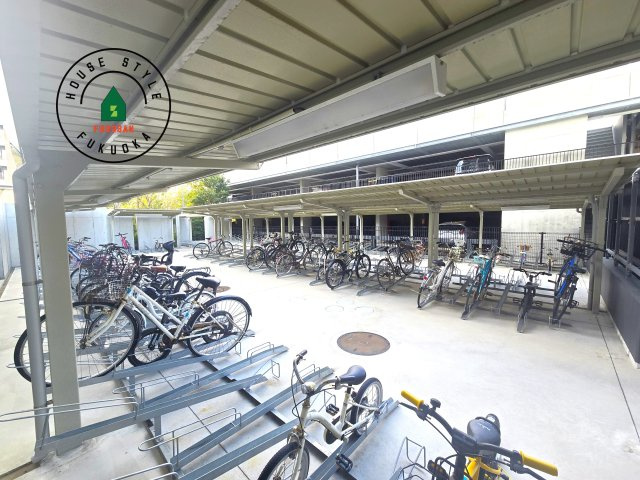 アイランドシティオーシャン＆フォレストタワーレジデンスEASTの駐輪場|屋根付きの駐輪場で、自転車を雨から守れます。