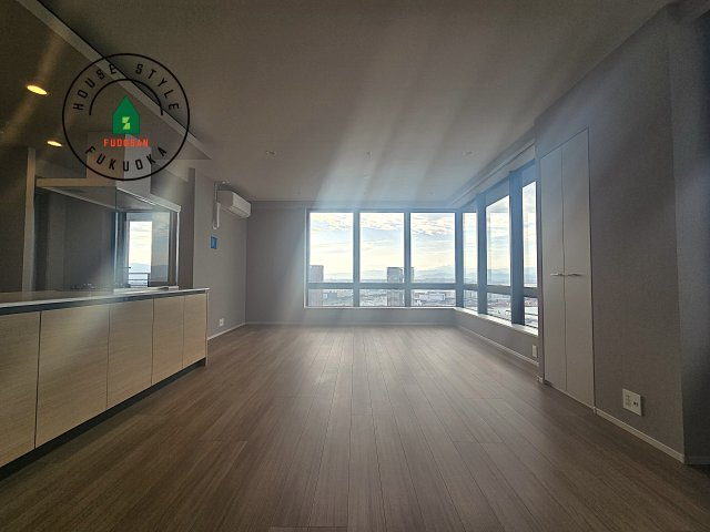 アイランドシティオーシャン＆フォレストタワーレジデンスEASTの居間・リビング|明るく開放的なリビングダイニングは豊かな陽光が注ぎ込み、やすらぎの空間を演出してくれます。ご家族で楽しいひとときをお過ごし下さい。