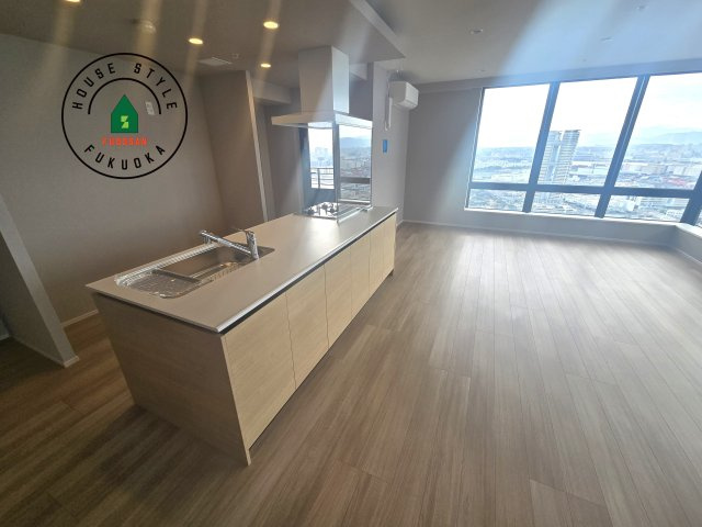 アイランドシティオーシャン＆フォレストタワーレジデンスEASTの居間・リビング|キッチンから立ち込める香りが今日の料理を期待させます。