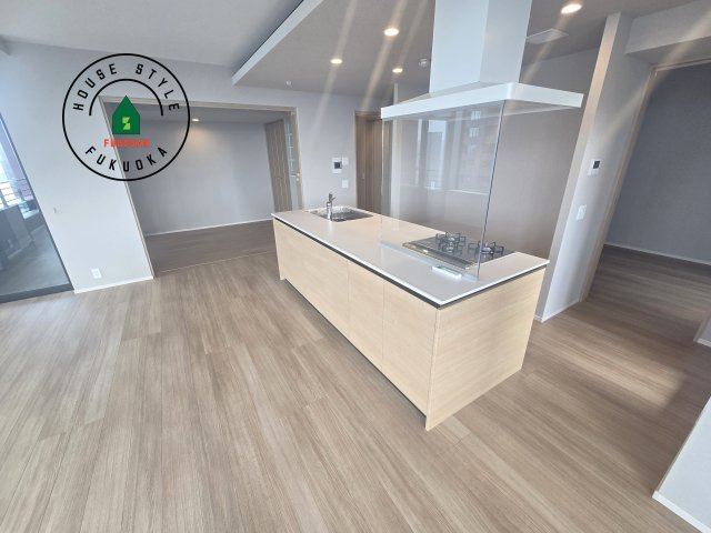 アイランドシティオーシャン＆フォレストタワーレジデンスEASTの居間・リビング|アイランドキッチン採用で、動線が良く使いやすいキッチンスペースです。