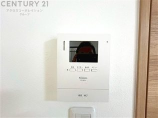 訪問者が来たときにテレビ画面で確認できるため、安心してドアを開けられます。録画機能があるものもあり、留守中に来訪者を記録しておくことができます。利便性が高く、セキュリティ面でも安心です。