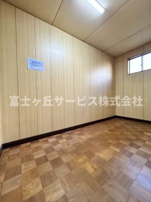 【洋室】 | 焼津市坂本 中古戸建て | 収納や多目的に使えるスペースです