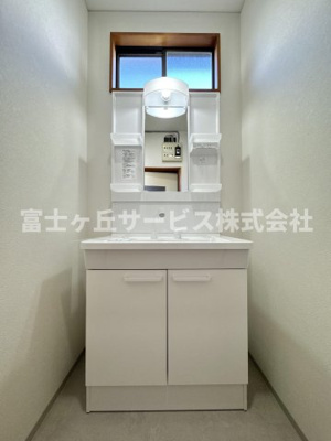 【独立洗面台】 | 焼津市坂本 中古戸建て | 朝の身支度に便利な独立洗面台です