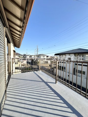 【バルコニー】 | 焼津市坂本 中古戸建て | 陽当たり良好なバルコニーです