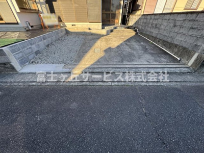 【駐車場】 | 焼津市坂本 中古戸建て | 車種により2台駐車可能です