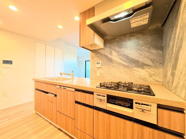 【キッチン】 | ◆ドレッセ横浜　十日市場レジデンス◆ | ◆キッチンからダイニングやリビングが見渡せるキッチン。料理をしながら家族とコミュニケーションをとれるだけでなく、大きな開放感も得られることができます。