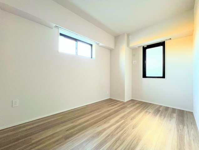 【洋室】 | ◆ドレッセ横浜　十日市場レジデンス◆ | ◆柔らかい陽光が差し込む明るいお部屋を演出する設計。彩光の取れる窓が気持ちの良いお部屋を創り上げます。