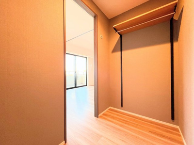 【収納】 | ◆ドレッセ横浜　十日市場レジデンス◆ | ◆リビングの一角に設けたワークスペース。勉強中のお子さまの様子を窺うことができたり、家事のすきま時間でデスク作業ができたりとフレキシブルに活用することができます。