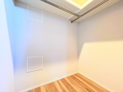 【洋室】 | ◆ドレッセ横浜　十日市場レジデンス◆ | ◆暮らし心地を大きく左右する収納を、適材適所に配置し使い勝手を考慮しました。空間を余すところなく有効利用した収納は生活空間をより上質なものにしてくれるでしょう。