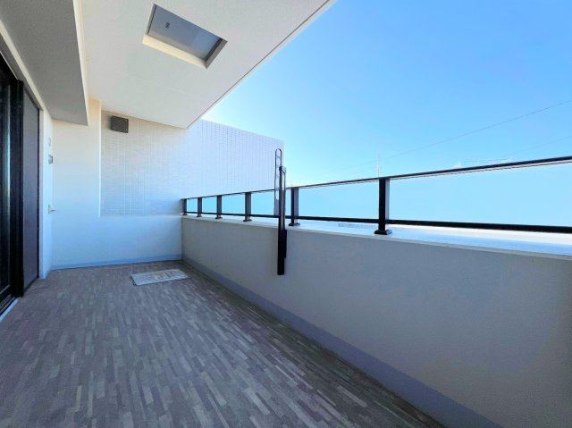 【バルコニー】 | ◆ドレッセ横浜　十日市場レジデンス◆ | ◆気持ちのいい空が見渡せる広いバルコニー。爽やかな風を感じて、心躍る素敵な暮らしがはじまります。通風・採光にも優れ、心地よい光と風があふれています♪