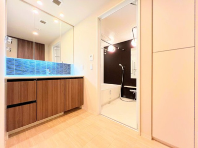 【脱衣所】 | ◆ドレッセ横浜　十日市場レジデンス◆ | ◆お子様と一緒にバスタイムを楽しめる広々空間。浴室乾燥機付で心地よいバスタイムを実現します。