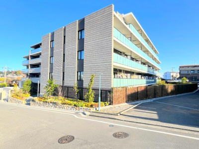 【外観】 | ◆ドレッセ横浜　十日市場レジデンス◆ | ◆堂々たる趣ながら、主張し過ぎずどこか余裕を感じさせるシャープなフォルムで佇む邸宅は、晴天の空と照らし合わせる事で、本来あるべき完成形の姿を見せてくれます。