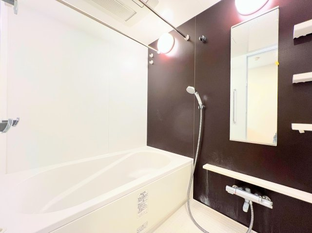 【浴室】 | ◆ドレッセ横浜　十日市場レジデンス◆ | ◆モダンデザインの空間が気持ちよさを高めてくれるバスルーム。すっきりとした清潔感の中に都会的なセンスが感じられ、心身をリフレッシュできる寛ぎを深めてくれるスペースです。